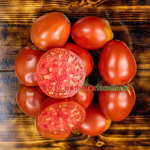 Czerwone, śliwkowate owoce odmiany Italian Heirloom na drewnianym tle. Jeden owoc jest przekrojony, ukazując czerwony miąższ.