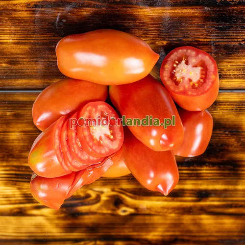 Czerwone, śliwkowate owoce odmiany San Marzano Heirloom na drewnianym tle. Jeden owoc jest przekrojony, ukazując czerwony miąższ.